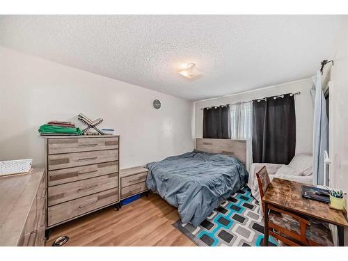 1316 38 Street Se, Calgary, AB - Indoor Photo Showing Bedroom