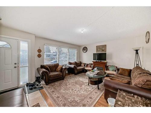 1316 38 Street Se, Calgary, AB - Indoor Photo Showing Living Room