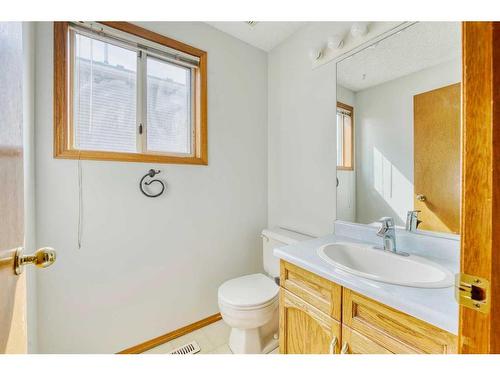 193 Riverglen Drive Se, Calgary, AB - Indoor Photo Showing Bathroom