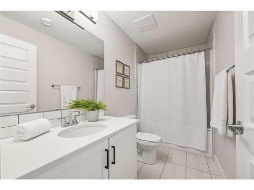 78 Bayview Circle Sw, Airdrie, AB - Indoor Photo Showing Bathroom