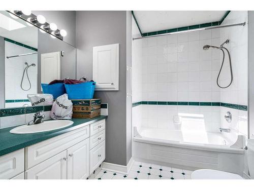 2216 Victoria Crescent Nw, Calgary, AB - Indoor Photo Showing Bathroom