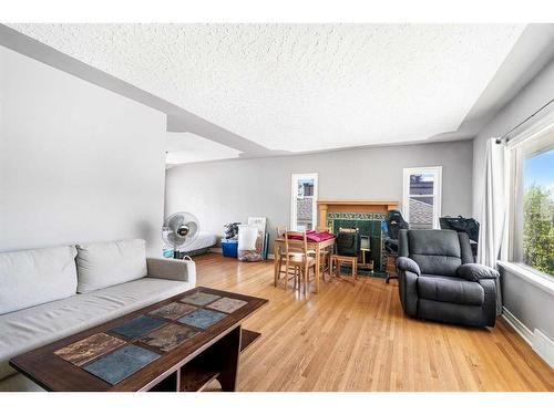 2216 Victoria Crescent Nw, Calgary, AB - Indoor Photo Showing Living Room