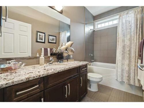 516 Rocky Vista Gardens Nw, Calgary, AB - Indoor Photo Showing Bathroom