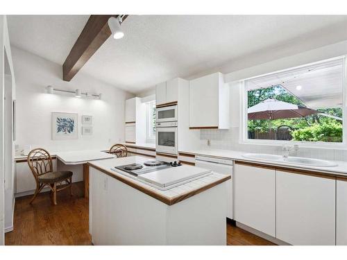 265 Wildwood Drive Sw, Calgary, AB - Indoor Photo Showing Kitchen