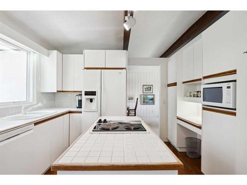 265 Wildwood Drive Sw, Calgary, AB - Indoor Photo Showing Kitchen With Double Sink