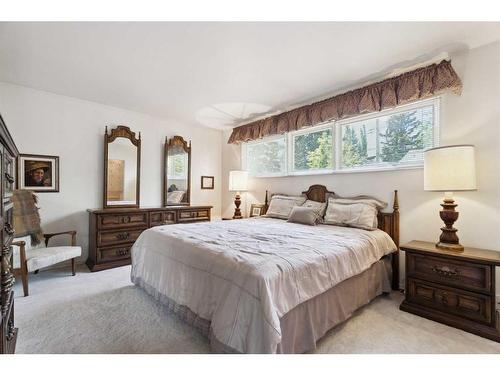 265 Wildwood Drive Sw, Calgary, AB - Indoor Photo Showing Bedroom