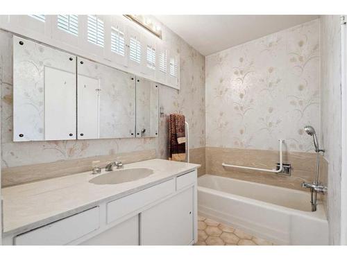 265 Wildwood Drive Sw, Calgary, AB - Indoor Photo Showing Bathroom