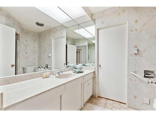 265 Wildwood Drive Sw, Calgary, AB - Indoor Photo Showing Bathroom