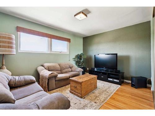 265 Wildwood Drive Sw, Calgary, AB - Indoor Photo Showing Living Room