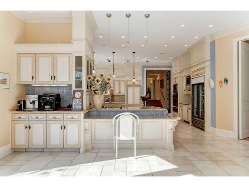 19 Pump Hill Close Sw, Calgary, AB - Indoor Photo Showing Kitchen