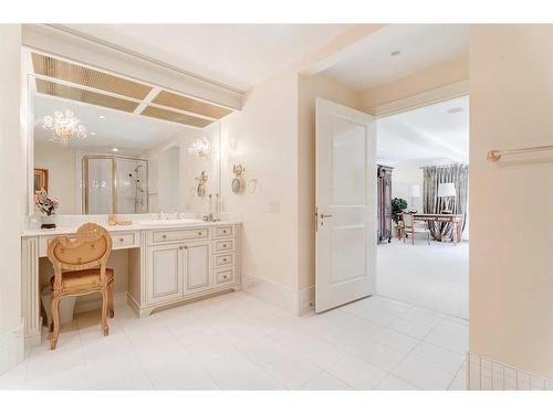 19 Pump Hill Close Sw, Calgary, AB - Indoor Photo Showing Bathroom