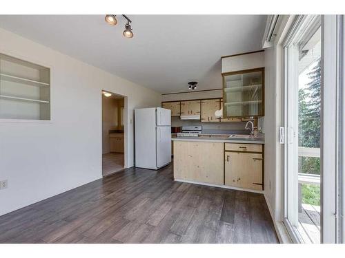 1262 Township 391, Rural Red Deer County, AB - Indoor Photo Showing Kitchen