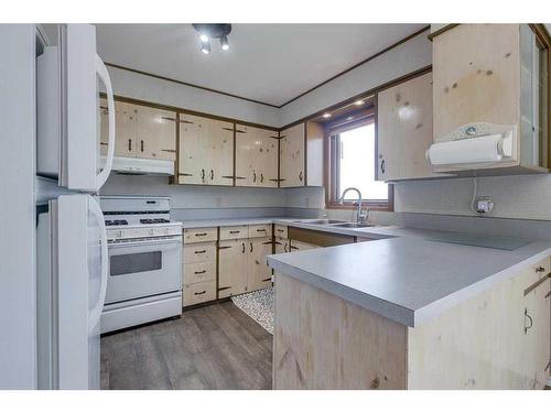 1262 Township 391, Rural Red Deer County, AB - Indoor Photo Showing Kitchen With Double Sink