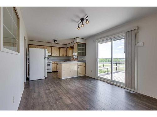 1262 Township 391, Rural Red Deer County, AB - Indoor Photo Showing Kitchen