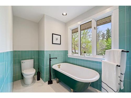 6336 Bow Crescent Nw, Calgary, AB - Indoor Photo Showing Bathroom