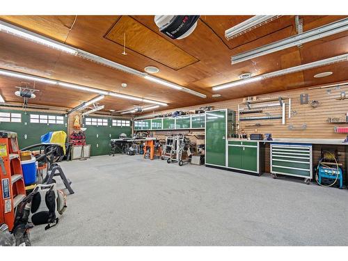 6336 Bow Crescent Nw, Calgary, AB - Indoor Photo Showing Garage