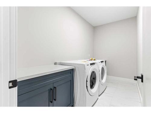 25 Stillwater Bay, Heritage Pointe, AB - Indoor Photo Showing Laundry Room