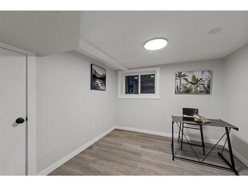4608 70 Street Nw, Calgary, AB - Indoor Photo Showing Other Room