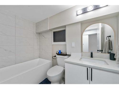 4608 70 Street Nw, Calgary, AB - Indoor Photo Showing Bathroom