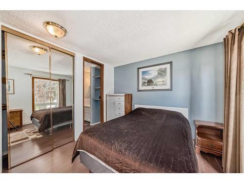 220 Madeira Place Ne, Calgary, AB - Indoor Photo Showing Bedroom
