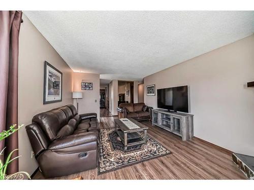 220 Madeira Place Ne, Calgary, AB - Indoor Photo Showing Living Room
