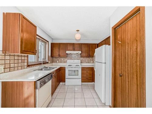 20 Bedwood Rise Ne, Calgary, AB - Indoor Photo Showing Kitchen With Double Sink