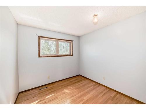 20 Bedwood Rise Ne, Calgary, AB - Indoor Photo Showing Other Room