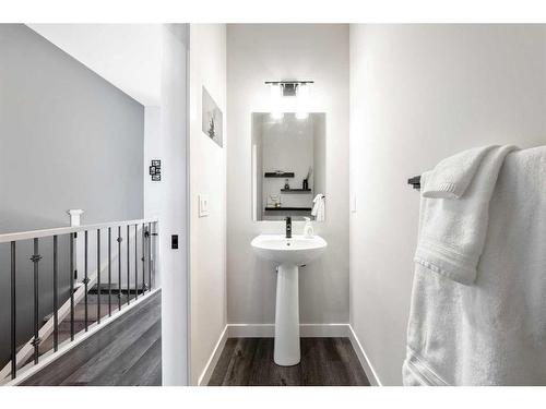 31 D'Arcy Boulevard, Okotoks, AB - Indoor Photo Showing Bathroom