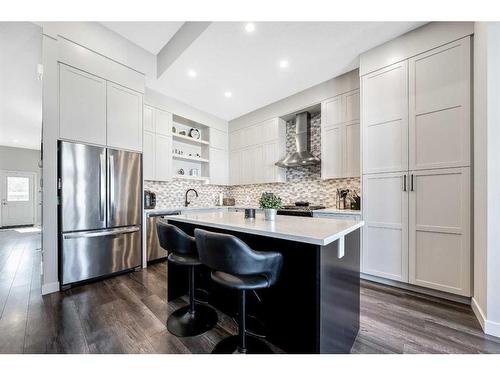 31 D'Arcy Boulevard, Okotoks, AB - Indoor Photo Showing Kitchen With Upgraded Kitchen