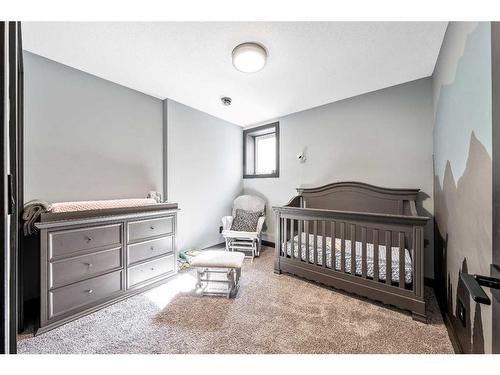 31 D'Arcy Boulevard, Okotoks, AB - Indoor Photo Showing Bedroom