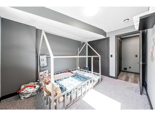31 D'Arcy Boulevard, Okotoks, AB - Indoor Photo Showing Bedroom