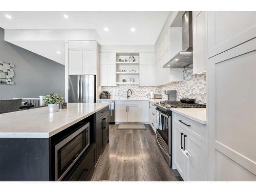 31 D'Arcy Boulevard, Okotoks, AB - Indoor Photo Showing Kitchen With Upgraded Kitchen