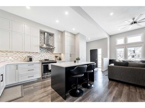 31 D'Arcy Boulevard, Okotoks, AB - Indoor Photo Showing Kitchen With Upgraded Kitchen