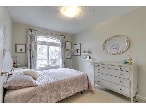 431 23 Avenue Nw, Calgary, AB - Indoor Photo Showing Bedroom