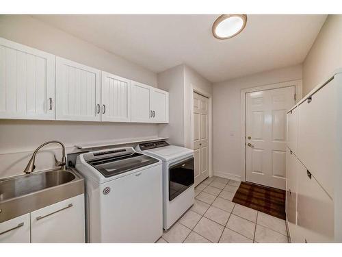 1537 Strathcona Drive Sw, Calgary, AB - Indoor Photo Showing Laundry Room
