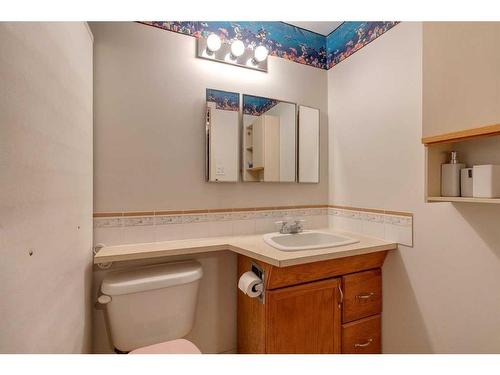 3335 39 Street Sw, Calgary, AB - Indoor Photo Showing Bathroom