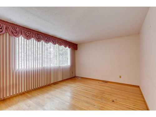 3335 39 Street Sw, Calgary, AB - Indoor Photo Showing Other Room