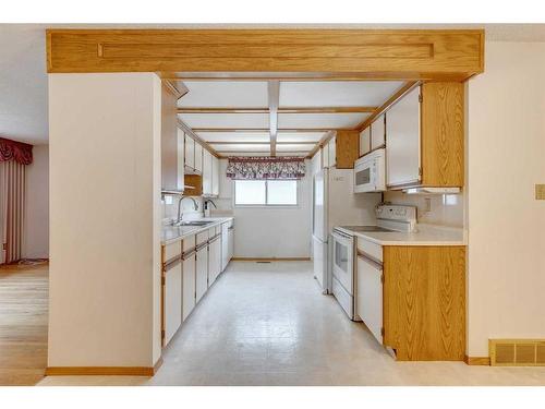 3335 39 Street Sw, Calgary, AB - Indoor Photo Showing Kitchen