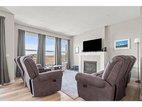 47 Heritage Court, Cochrane, AB - Indoor Photo Showing Living Room