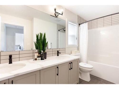 7 Midgrove Drive Sw, Airdrie, AB - Indoor Photo Showing Bathroom