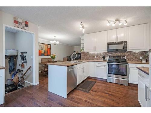 2636 56 Street Ne, Calgary, AB - Indoor Photo Showing Kitchen With Upgraded Kitchen