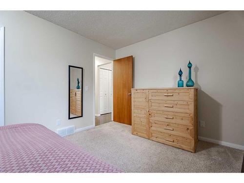 2636 56 Street Ne, Calgary, AB - Indoor Photo Showing Bedroom