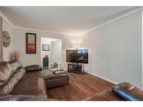 2636 56 Street Ne, Calgary, AB - Indoor Photo Showing Living Room