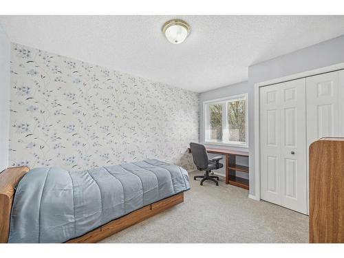 247 Edgebrook Circle Nw, Calgary, AB - Indoor Photo Showing Bedroom
