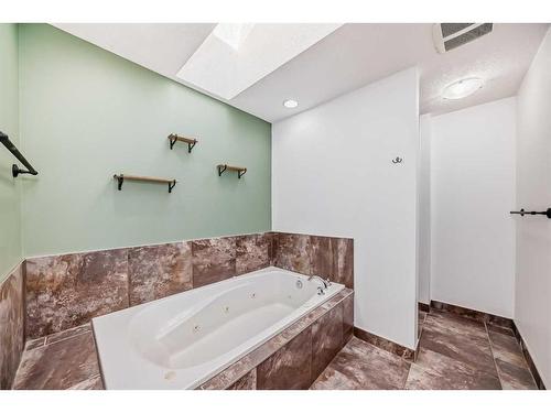 2743 16 Avenue Sw, Calgary, AB - Indoor Photo Showing Bathroom