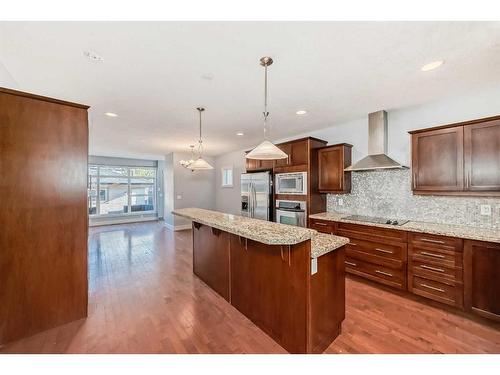 2743 16 Avenue Sw, Calgary, AB - Indoor Photo Showing Kitchen With Upgraded Kitchen