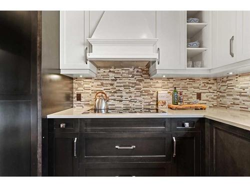2336 Uxbridge Drive Nw, Calgary, AB - Indoor Photo Showing Kitchen With Upgraded Kitchen