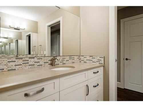 2336 Uxbridge Drive Nw, Calgary, AB - Indoor Photo Showing Bathroom