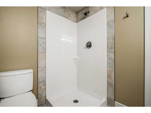 2336 Uxbridge Drive Nw, Calgary, AB - Indoor Photo Showing Bathroom