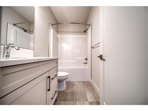 81 Royal Elm Green Nw, Calgary, AB - Indoor Photo Showing Bathroom